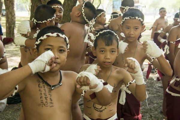 Tayland 'ın Provinz Sukhothai kentindeki Sukhothai' deki tarihi parktaki Loy Krathong Festivali 'nde Muay Thai boksörleri. Tayland, Sukhothai, Kasım 2019
