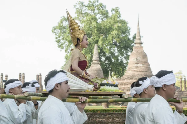 在泰国苏霍泰市苏霍泰市历史公园的Wat Mahathat前的Loy Krathong节上 传统的泰国人穿着泰国人服装 Sukhothai 2019年11月 — 图库照片