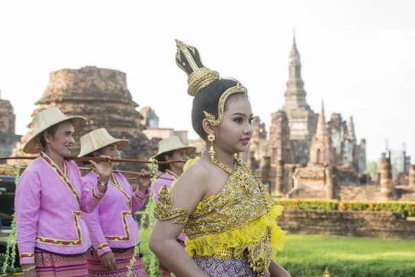 Traditional Dresst Thai People Loy Krathong Festival Front Wat Mahathat — Stock Photo, Image