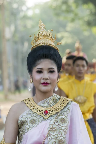 タイのスコータイ県にあるスコータイ歴史公園のロイ クラトン祭で伝統的なドレスタイの人々 スコータイ県 2019年11月 — ストック写真