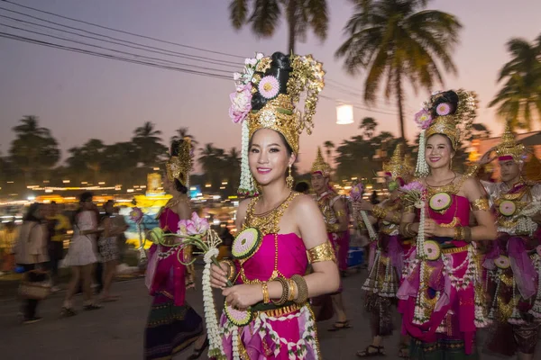 在泰国苏霍泰的苏霍泰历史公园举行的Loy Krathong音乐节上 传统的泰国人穿着泰国人服装 Sukhothai 2019年11月 — 图库照片