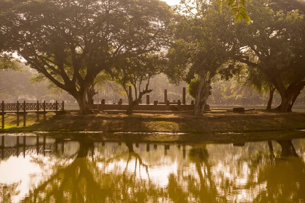 Parken Med Ett Tempel Stupa Den Historiska Parken Sukhothai Provinsen — Stockfoto