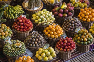 Portekiz 'in Madeira Adası' ndaki Funchal 'ın merkezindeki Mercado dos Lavradores' de tropikal meyveler. Portekiz, Madeira, Nisan 2018