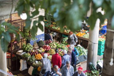 Portekiz 'in Madeira Adası' ndaki Funchal 'ın merkezindeki Mercado dos Lavradores' de tropikal meyveler. Portekiz, Madeira, Nisan 2018