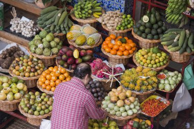 Portekiz 'in Madeira Adası' ndaki Funchal 'ın merkezindeki Mercado dos Lavradores' de tropikal meyveler. Portekiz, Madeira, Nisan 2018