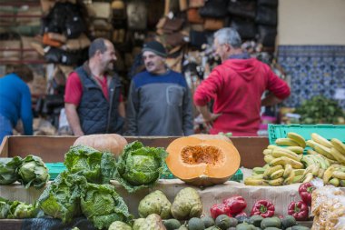 Portekiz 'in Madeira Adası' ndaki Funchal 'ın merkezindeki Mercado dos Lavradores' de sebzeler. Portekiz, Madeira, Nisan 2018