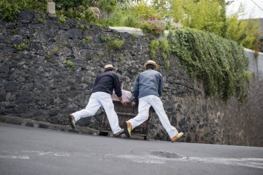 Monte 'den Funchal' a giden geleneksel bir Monte kızağı. Portekiz 'in Madeira Adası' ndaki Funchal şehir merkezi. Portekiz, Madeira, Nisan 2018