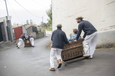 Monte 'den Funchal' a giden geleneksel bir Monte kızağı. Portekiz 'in Madeira Adası' ndaki Funchal şehir merkezi. Portekiz, Madeira, Nisan 2018