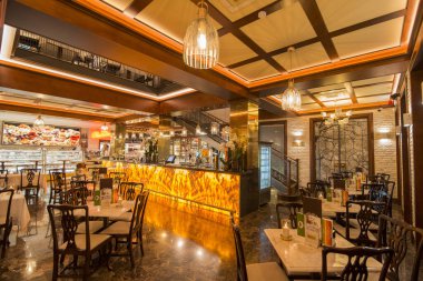 Portekiz 'in Madeira Adası' ndaki Funchal şehrinin merkezindeki avenida Arriaga 'daki Cafe Golden Gate' de. Portekiz, Madeira, Nisan 2018