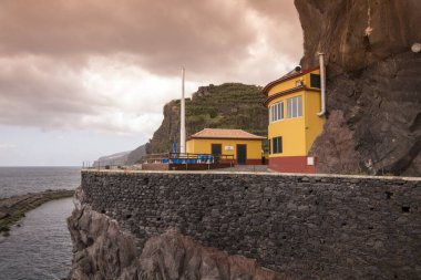Portekiz 'in Madeira Adası' ndaki Funchal 'ın batısındaki Ponta do Sol kasabasında ve kayalıklarda bir yeniden yağmacı. Portekiz, Madeira, Nisan 2018