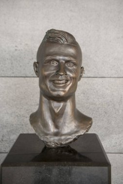 Portekizli futbolcu Cristiano Ronaldo 'nun Portekiz' in Madeira Adası Funchal şehrindeki Funchal Havalimanı 'ndaki heykeli. Portekiz, Madeira, Nisan 2018