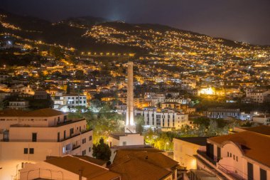 Portekiz 'in Madeira Adası' nda geceleyin Funchal şehir merkezinde. Portekiz, Madeira, Nisan 2018
