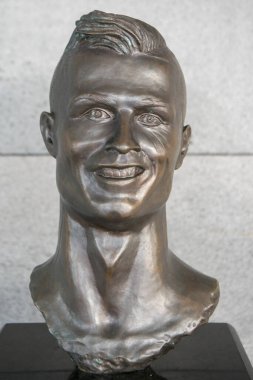 Portekizli futbolcu Cristiano Ronaldo 'nun Portekiz' in Madeira Adası Funchal şehrindeki Funchal Havalimanı 'ndaki heykeli. Portekiz, Madeira, Nisan 2018