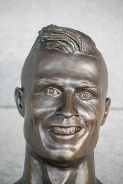 Portekizli futbolcu Cristiano Ronaldo 'nun Portekiz' in Madeira Adası Funchal şehrindeki Funchal Havalimanı 'ndaki heykeli. Portekiz, Madeira, Nisan 2018