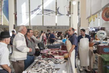 Portekiz 'in Madeira Adası' ndaki Funchal 'ın merkezindeki Mercado dos Lavradores balık pazarında ton balığı. Portekiz, Madeira, Nisan 2018