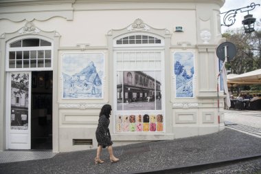 Portekiz 'in Madeira Adası' ndaki Funchal şehir merkezindeki Ritz Kafe 'nin duvarındaki el yapımı fayanslar veya azulejo. Portekiz, Madeira, Nisan 2018