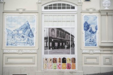 Portekiz 'in Madeira Adası' ndaki Funchal şehir merkezindeki Ritz Kafe 'nin duvarındaki el yapımı fayanslar veya azulejo. Portekiz, Madeira, Nisan 2018