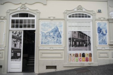 Portekiz 'in Madeira Adası' ndaki Funchal şehir merkezindeki Ritz Kafe 'nin duvarındaki el yapımı fayanslar veya azulejo. Portekiz, Madeira, Nisan 2018