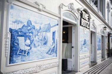 Portekiz 'in Madeira Adası' ndaki Funchal şehir merkezindeki Ritz Kafe 'nin duvarındaki el yapımı fayanslar veya azulejo. Portekiz, Madeira, Nisan 2018