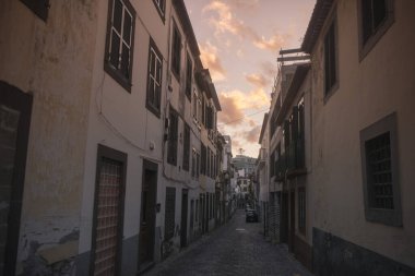 Portekiz 'in Madeira Adası' ndaki Funchal şehir merkezinde bir cadde. Portekiz, Madeira, Nisan 2018