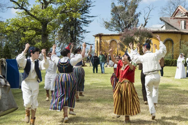 キンタ ジャルダンの前で伝統的な衣装を着た人々は ポルトガルのマデイラ島のフンシャルの街の中心近くにあるモンテの優れた庭園の再開時にImperadorをします ポルトガル マデイラ 2018年4月 — ストック写真