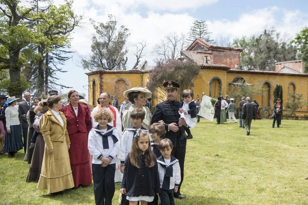 オーストリア皇帝カール1世やカール1世を演じる2人のアマチュア俳優とキンタ ジャルディンスの妻ジタは ポルトガルのマデイラ島のフンシャル市内中心部近くのモンテにある皇帝庭園の再開時に皇帝を務めます ポルトガル — ストック写真