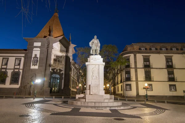 在葡萄牙马德拉岛Funchal市中心的Avenida Arriaga的葡萄牙银行前的Joao Goncalves Zarco纪念碑 葡萄牙 马德拉 2018年4月 — 图库照片