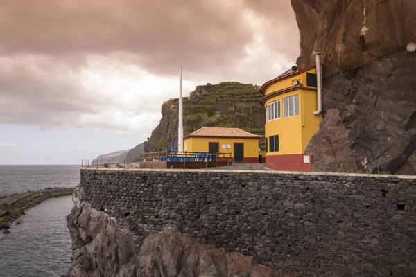 Resraurant Klipporna Och Kusten Vid Staden Ponta Sol Väster Funchal — Stockfoto