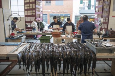 Portekiz 'in Madeira Adası' ndaki Funchal şehir merkezindeki Mercado dos Lavradores balık pazarında taze balık. Portekiz, Madeira, Nisan 2018