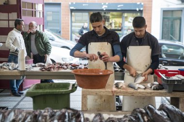 Portekiz 'in Madeira Adası' ndaki Funchal şehir merkezindeki Mercado dos Lavradores balık pazarında taze balık. Portekiz, Madeira, Nisan 2018