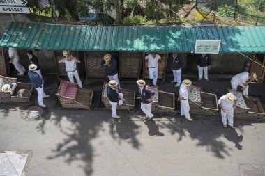 Portekiz 'in Madeira Adası' ndaki Funchal şehir merkezi Monte 'den Funchal' a giden geleneksel Monte kızak yolunun başında bekleyen Sledge sürücüsü. Portekiz, Madeira, Nisan 2018