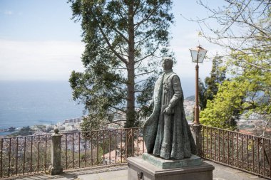 Portekiz 'in Madeira Adası' ndaki Funchal şehir merkezi yakınlarındaki Monte kasabasındaki Igreja Nossa Senhora veya Chuch of Monte 'de Avusturya İmparatoru Charles 1 veya Karl 1' in heykeli. Portekiz, Madeira, Nisan 2018