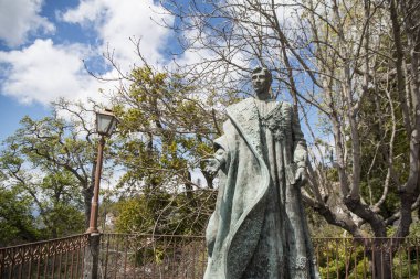Portekiz 'in Madeira Adası' ndaki Funchal şehir merkezi yakınlarındaki Monte kasabasındaki Igreja Nossa Senhora veya Chuch of Monte 'de Avusturya İmparatoru Charles 1 veya Karl 1' in heykeli. Portekiz, Madeira, Nisan 2018
