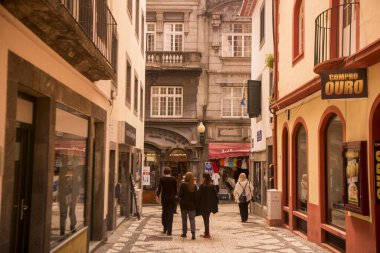 Portekiz 'in Madeira Adası' ndaki Funchal şehir merkezinde bir cadde. Portekiz, Madeira, Nisan 2018