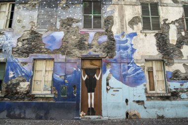 Portekiz 'in Madeira Adası' ndaki eski Funchal şehrinde bulunan the Old Town Velha 'daki eski evlerdeki sokak ve duvar resimleri. Portekiz, Madeira, Nisan 2018