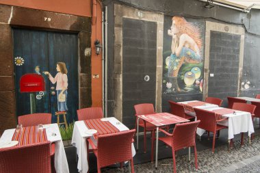 Portekiz 'in Madeira Adası' ndaki eski Funchal şehrinde bulunan the Old Town Velha 'daki eski evlerdeki sokak ve duvar resimleri. Portekiz, Madeira, Nisan 2018