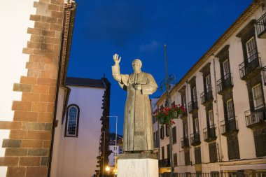 Portekiz 'in Madeira Adası' ndaki Funchal şehrindeki Se Katedrali 'nde Papa X. Leo' nun heykeli. Portekiz, Madeira, Nisan 2018