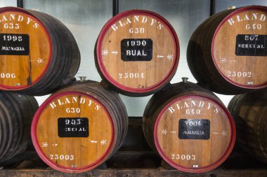 Madeira şarap mahzenindeki şarap fıçısı. Portekiz 'in Madeira Adası' ndaki Funchal 'ın merkezindeki Blandys şarap şirketi. Portekiz, Madeira, Nisan 2018