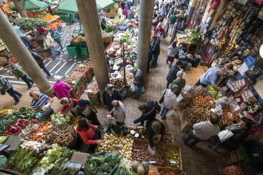Portekiz 'in Madeira Adası' ndaki Funchal 'ın merkezindeki Mercado dos Lavradores' de sebzeler. Portekiz, Madeira, Nisan 2018