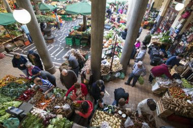 Portekiz 'in Madeira Adası' ndaki Funchal 'ın merkezindeki Mercado dos Lavradores' de sebzeler. Portekiz, Madeira, Nisan 2018