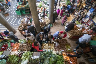 Portekiz 'in Madeira Adası' ndaki Funchal 'ın merkezindeki Mercado dos Lavradores' de sebzeler. Portekiz, Madeira, Nisan 2018