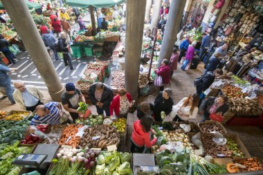 Portekiz 'in Madeira Adası' ndaki Funchal 'ın merkezindeki Mercado dos Lavradores' de sebzeler. Portekiz, Madeira, Nisan 2018