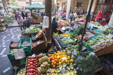 Portekiz 'in Madeira Adası' ndaki Funchal 'ın merkezindeki Mercado dos Lavradores' de sebzeler. Portekiz, Madeira, Nisan 2018