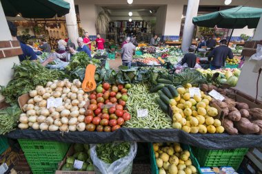 Portekiz 'in Madeira Adası' ndaki Funchal 'ın merkezindeki Mercado dos Lavradores' de sebzeler. Portekiz, Madeira, Nisan 2018