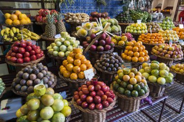 Portekiz 'in Madeira Adası' ndaki Funchal 'ın merkezindeki Mercado dos Lavradores' de tropikal meyveler. Portekiz, Madeira, Nisan 2018