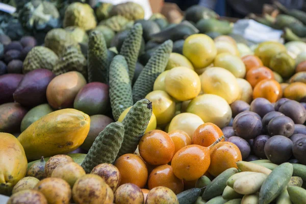 Trooppiset Philodendron Hedelmät Mercado Dos Lavradoresilla Funchalin Keskustassa Madeiran Saarella — kuvapankkivalokuva