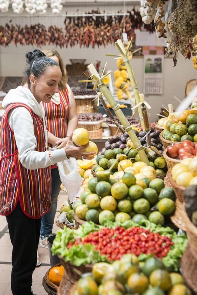 位于葡萄牙马德拉岛Funchal市中心的Mercado Dos Lavradores热带水果 葡萄牙 马德拉 2018年4月 — 图库照片