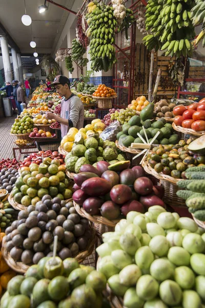 位于葡萄牙马德拉岛Funchal市中心的Mercado Dos Lavradores热带水果 葡萄牙 马德拉 2018年4月 — 图库照片