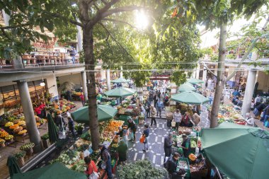 Portekiz 'in Madeira Adası' ndaki Funchal 'ın merkezindeki Mercado dos Lavradores' de sebzeler. Portekiz, Madeira, Nisan 2018