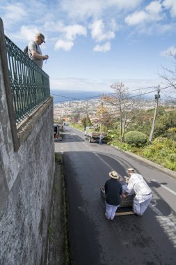 Monte 'den Funchal' a giden geleneksel bir Monte kızağı. Portekiz 'in Madeira Adası' ndaki Funchal şehir merkezi. Portekiz, Madeira, Nisan 2018